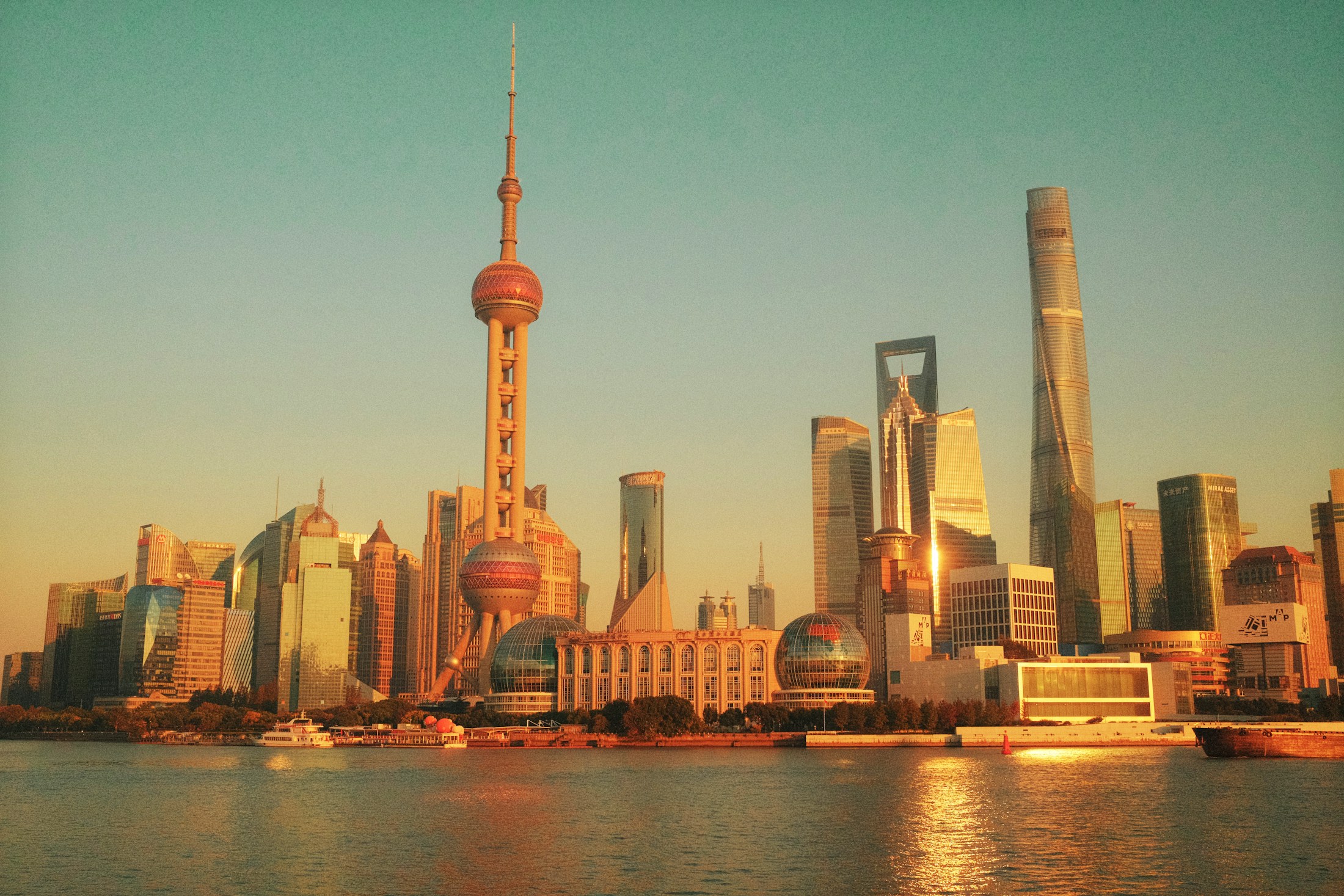 上海滨江夕阳与城市天际线